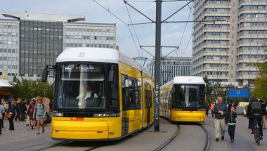 BERLİN GERMANY 09: 23: Berlin tramvayı (Almanca: Strassenbahn Berlin), Almanya 'nın başkenti Berlin' de bulunan tramvay sistemidir. Dünyanın en eski tramvay şebekelerinden biridir. Kökeni 1865 'tir.