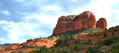 Sedona parkı ABD 'nin Arizona eyaletinin kuzey Verde Vadisi bölgesinde yer almaktadır. Sedona 'nın ana cazibesi kırmızı kumtaşı oluşumları dizisidir. 