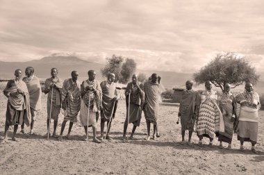 AMBOSELI, KENYA - 13 OCT: Masai kabilesinden tanımlanamayan Afrikalı insanlar Kenya 'nın Masai Mara kentinde 13 Ekim 2011' de geleneksel bir atlama dansı yapmaya hazırlanıyorlar. Onlar göçebe ve küçük köylerde yaşıyorlar..