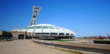 Montreal, Kanada - 26 Şubat 2012 'de Montreal Olimpiyat Stadyumu ve kulesi. Dünyanın en yüksek eğimli kulesi. Olimpiyat turu 175 metre uzunluğunda ve 45 derecelik açıyla yapılıyor. 