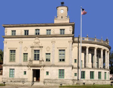 MIAMI FLORIDA - ABD - 29 Ekim 2012: Coral Gables City Hall, Florida 'nın Coral Gables şehrinde tarihi bir yerleşim yeridir. 24 Temmuz 1974 'te ABD Ulusal Tarihi Yerler Kayıtları' na eklendi..