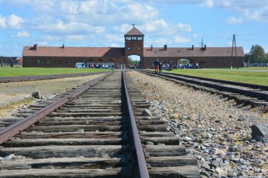AUSCHWitz BIRKENAU POLAND 09 17: Auschwitz toplama kampı girişi Polonya 'da Üçüncü Reich tarafından kurulan ve yönetilen bir Nazi toplama kampı ve imha kampı ağı idi..