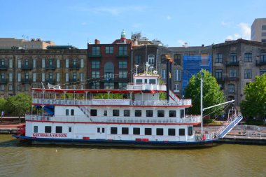Savannah, Georgia Usa 27 Haziran 2016: Savannah nehir botu, Georgia Queen gezintiye çıktı. River Street Riverboat Company ilk olarak 1991 yılında Jonathan Claughton yönetiminde kuruldu..