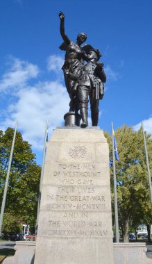 MONTREAL QUEBEC CANADA 10 12 17; 14 Kasım 1922 tarihinde açıldı, Cenotaph Westmount belediye binasının önünde Garden Point olarak belirlenmiş küçük bir üçgen park ve George Hill 'in eseridir.. 
