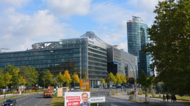 BERLİN GERMANY 09: 23: Potsdamer Platz, Potsdam Meydanı, Berlin 'in merkezinde, Brandenburg Kapısı ve Reichstag' ın güneyinde önemli bir kavşak. 