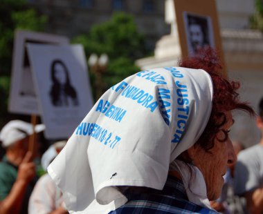 BUENOS AIRES, ARGENTINA 11 17 2011: Plaza de Mayo Anneleri (Asociacion Madres de Plaza de Mayo), Arjantinli annelerin çocukları terörizm sırasında 