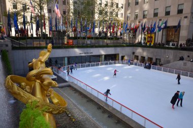 New York Şehri OKT. 02: Otc 'taki Rockefeller Merkezi' ndeki altın Prometheus heykeli. New York, New York 'ta 02, 2013. Bu bronz yaldızlı heykel 30 Rockefeller Meydanı 'nın önünde bulunuyor. 