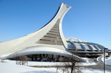 Montreal, Kanada - 26 Şubat 2012 'de Montreal Olimpiyat Stadyumu ve kulesi. Dünyanın en yüksek eğimli kulesi. Olimpiyat turu 175 metre uzunluğunda ve 45 derecelik açıyla yapılıyor. 