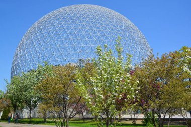 MONTREAL-CANADA 05 19 2017: Biyosfer, Montreal 'de çevreye adanmış bir müzedir. 1967 Dünya Fuarı için ABD 'nin eski pavyonunda bulunan Parc Jean-Drapeau, Expo 67.