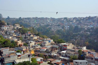 Guatemala Şehri, Guatemala 'nın en yoksul ve en tehlikeli mahallelerine verilen bir isim olan Zona Roja (Kırmızı Bölge) olarak kabul edilir.  