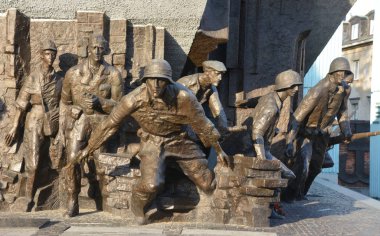 Varşova Ayaklanması Anıtı 'nın detayları 1944 Varşova Ayaklanması' na adanmıştır. 1989 yılında açılışı Wincenty Kucma tarafından yapıldı ve mimar Jacek Budyn 'di..