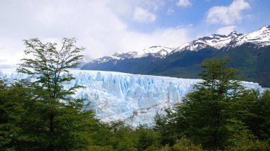 Perito Moreno Buzulu, Arjantin 'in Santa Cruz eyaletindeki Los Glaciares Ulusal Parkı' nda bulunan bir buzuldur. Patagonya 'nın en önemli turistik merkezlerinden biridir.
