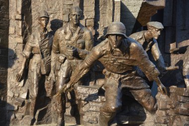 Varşova Ayaklanması Anıtı 'nın detayları 1944 Varşova Ayaklanması' na adanmıştır. 1989 yılında açılışı Wincenty Kucma tarafından yapıldı ve mimar Jacek Budyn 'di..