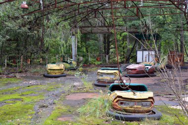 PRİPYAT CHERNOBYL UKRAINE 09 03: 17: Hayalet Şehir Pripyat 'ta çarpışan arabalar Çernobil kazasının yasaklama bölgesi tarihteki en feci nükleer santral kazasının enerjisine hükmediyor,