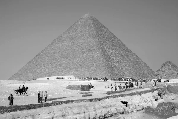 Káhira Egypt 2010 Návštěvník Před Velkou Pyramidou Počet Turistů Kteří — Stock fotografie