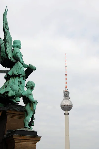 ベルリンドイツ09 アレクサンダー広場に位置するテレビ塔 塔は1965年から1969年にかけて旧ドイツ民主共和国によって建設された — ストック写真