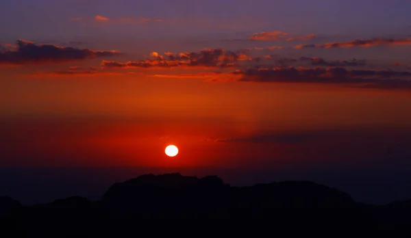 Ürdün Deki Wadi Rum Vadisinde Dağların Tepesinde Çölde Gün Batımı — Stok fotoğraf