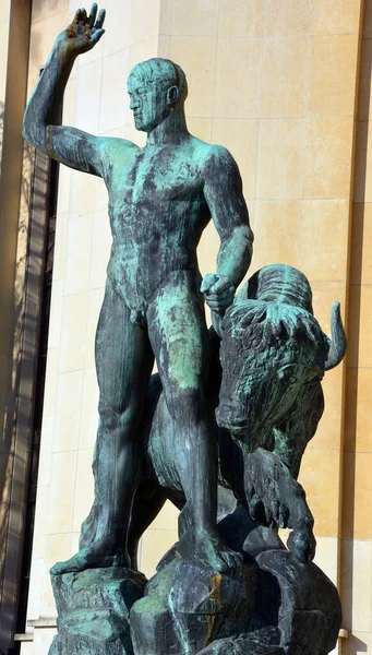 Париж Франция Октябрь Статуя Геракла Быка Буйвола Трокадеро Работы Альбера — стоковое фото