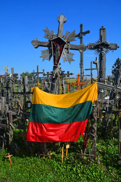 Siauliai Lituânia Setembro 2015 Bandeira Lituânia Vista Morro Cruzes Com — Fotografia de Stock