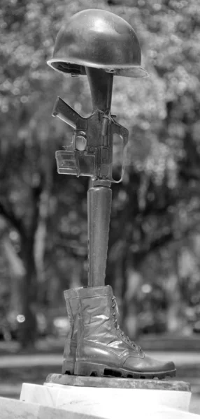Savanah Georgia美国2016年6月27日 越南战争纪念馆 Vietnam War Memorial 一个青铜头盔 步枪和一双战靴 以纪念阵亡的战友 萨凡纳Emmet — 图库照片