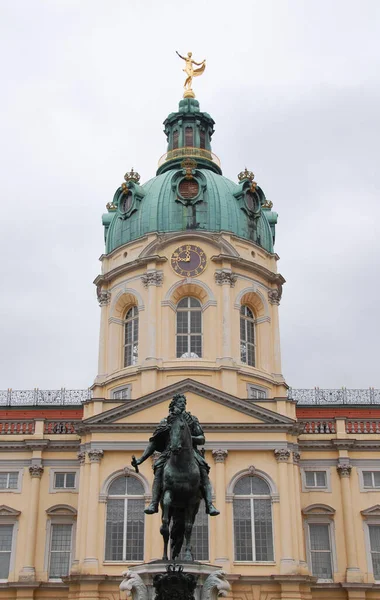 柏林德国队2010年5月12日 腓特烈大帝雕像安放在德国柏林夏洛滕堡宫殿外 — 图库照片