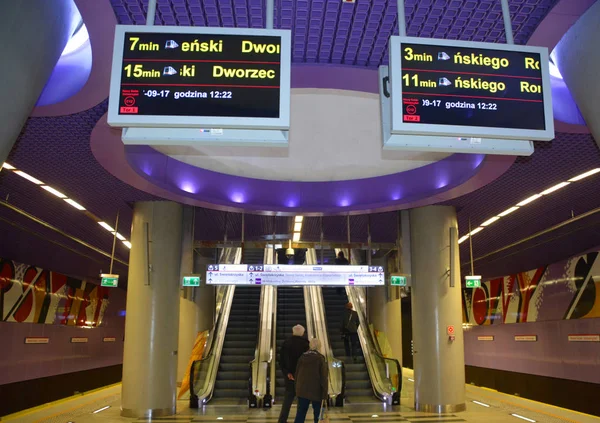 Varşova Metro Varşova Şehrine Hizmet Veren Hızlı Bir Ulaşım Sistemidir — Stok fotoğraf