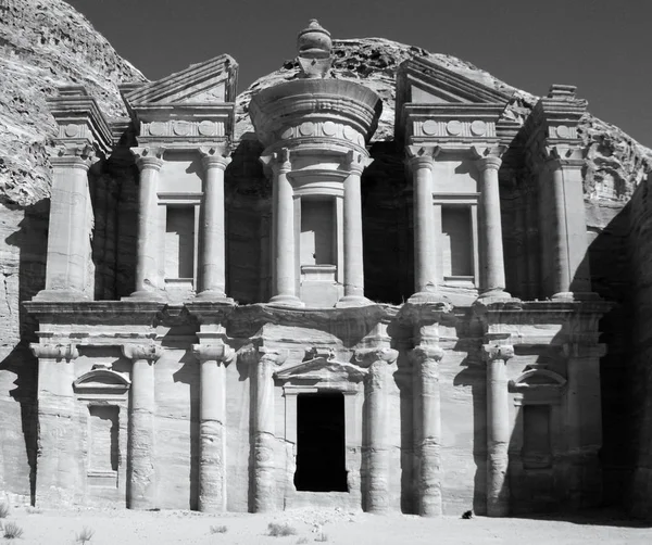 ペトラ ジョルダン2008年11月29日 広告ディアまたはエル ディール修道院は ペトラの古代ヨルダンの都市で岩から彫刻された記念碑的な建物です ナバテアンの古典様式の一例です — ストック写真