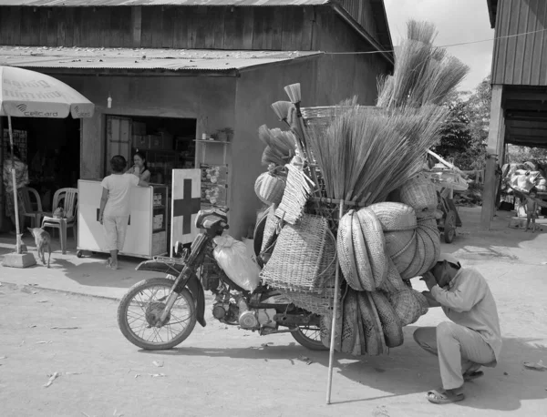 Phnom Penh Cambodia Março Homem Vai Andar Moto Sobrecarregado Com — Fotografia de Stock