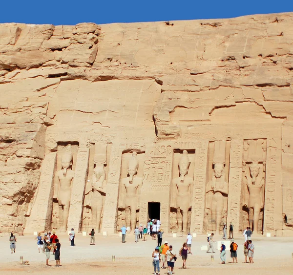 Abu Simbel 2008 Abu Simbel寺院はエジプト南部ヌビアのAbu Simbelにある2つの巨大な岩の寺院で ヌビア記念物 として知られるユネスコ世界遺産の一部です — ストック写真