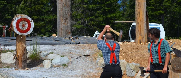 Vancouver Canada June 2015 Axe Rzuca Grouse Mountain Lumberjack Demonstracji — Zdjęcie stockowe