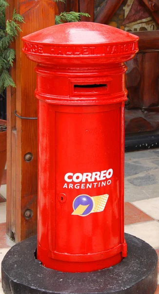 Ushuaia Argentina 2011 赤いメールドロップボックス アルゼンチンの郵便サービスのイギリスの所有権の時代からの典型的な英国の郵便箱 約1880 1946年 — ストック写真