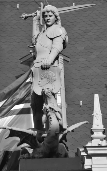 Riga Lavtia Σεπτεμβριου 2015 Άγαλμα Ενός Πολεμιστή Που Σκοτώνει Δράκο — Φωτογραφία Αρχείου