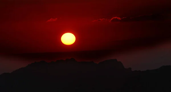 Ürdün Deki Wadi Rum Vadisinde Dağların Tepesinde Çölde Gün Batımı — Stok fotoğraf