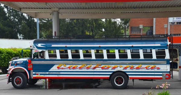 Ciudad Guatemala Guatemala Abril 2016 Autobuses Pollo Reciclados Menudo Pintados — Foto de Stock