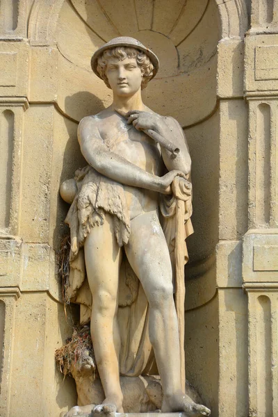 프랑스 루브르 박물관 바깥의 조각상은 프랑스 파리에 최대의 박물관이자 역사적 — 스톡 사진