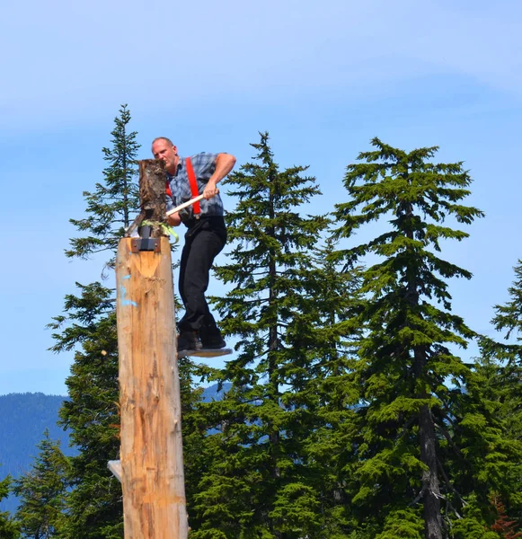 Vancouver Canada Cune 2015 Wycinanie Dziennika Grouse Mountain Lumberjack Prezentuje — Zdjęcie stockowe