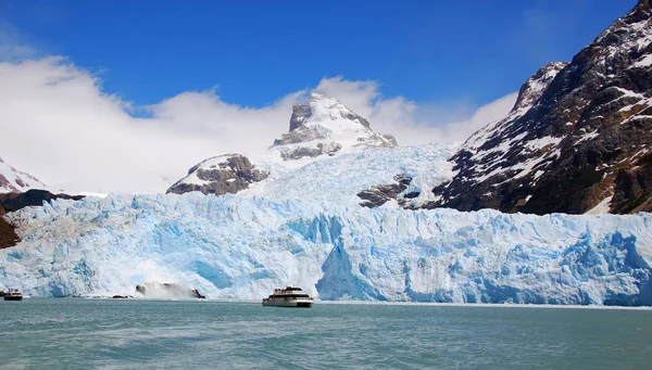 莫雷诺冰川 Perito Moreno Glacier 是位于阿根廷圣克鲁斯省Los Glaciares国家公园的一座冰川 它是阿根廷巴塔哥尼亚最重要的旅游胜地之一 — 图库照片