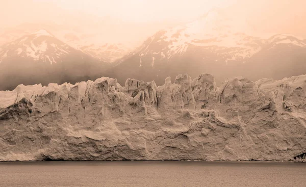 莫雷诺冰川 Perito Moreno Glacier 是位于阿根廷圣克鲁斯省Los Glaciares国家公园的一座冰川 它是阿根廷巴塔哥尼亚最重要的旅游胜地之一 — 图库照片