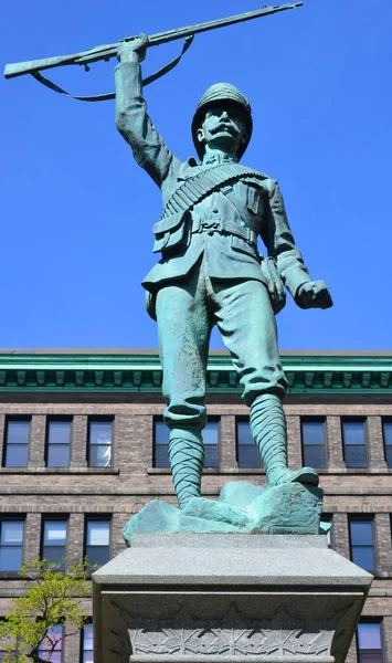 カナダ モントリオールの空を背景にした兵士の像 — ストック写真