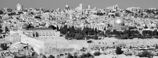 从以色列耶路撒冷橄榄山俯瞰耶路撒冷古城和圣殿山 岩石圆顶和阿克萨清真寺 — 图库照片