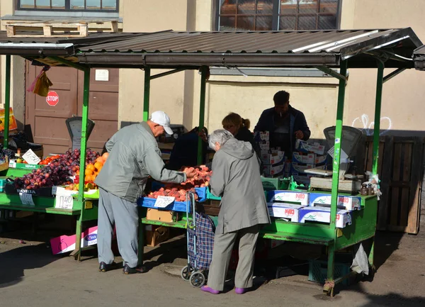 Riga Latvia 2015 People Sale Fruit Vegetable Flower Riga Central — Stock Photo, Image