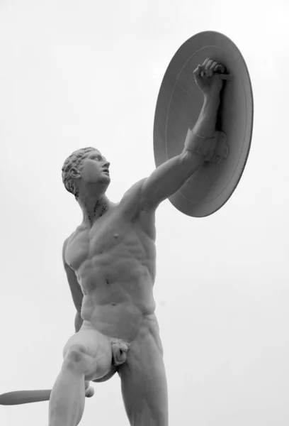 2010 Statue Gresk Mann Med Skjold Sverd Ved Portene Til – stockfoto