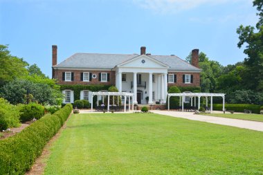 Charleston Güney Carolina 28 Haziran 2016: Mount Pleasant 'taki Boone Hall Çiftliği' nin ana evi, kayıp orijinal evin yerini alan büyük bir Koloni Diriliş çiftlik evi içeriyor. 