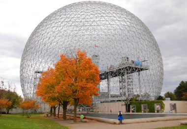 Sonbaharda Montreal Biyosfer adı verilen jeodezik kubbe. Suya ve çevreye adanmış bu müze Parc Jean-Drapeau 'da yer almaktadır..