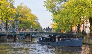 AMSTERDAM NETHERLANDS 3 Ekim 2015: Amsterdam 'daki kanal 100 km' den fazla kanal, yaklaşık 90 ada ve 1500 köprü nedeniyle Kuzeyin Venedik 'i olarak adlandırıldı