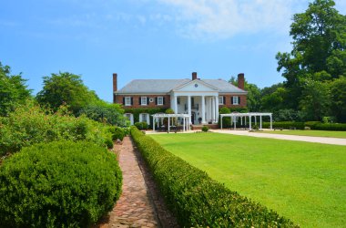 Charleston Güney Carolina 28 Haziran 2016: Mount Pleasant 'taki Boone Hall Çiftliği' nin ana evi, kayıp orijinal evin yerini alan büyük bir Koloni Diriliş çiftlik evi içeriyor. 