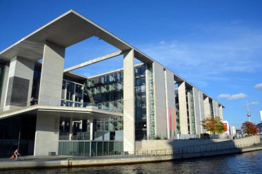 BERLİN-GERMANY 09 23: Maire Elizabeth Lunder binası Berlin 'in eski doğu yakasında, mimar Stephan Braunfels tarafından parlamento kütüphanesi olarak tasarlanan Paul Loebe Haus' un karşısında yer almaktadır.