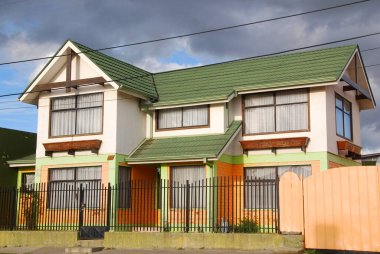 PIERTOS NATALES PATAGONIA CHILI 123: Tipik Patagonya evleri Puerto Natales 'te Şili' nin güneyinde yer alan bir şehirdir. Puerto Natales eyaletteki tek şehirdir.