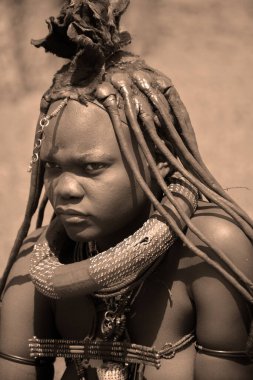 Khorixas, Namibya 09 Ekim 2014: Tanımlanamayan kadın Himba kabilesi. Himba, Güney-Batı Afrika 'nın Kunene bölgesinde, Kuzey Namibya' da yaşayan yerli halktır. 