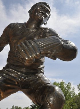 Montreal CANADA FEBRUARY 03: Montreal Kanada 'da 2003 Şubat' ında Bell Center önünde Jean Beliveau eski hokey oyuncusu heykeli. 1972 yılında Hokey Hall of Fame 'e kabul edildi..